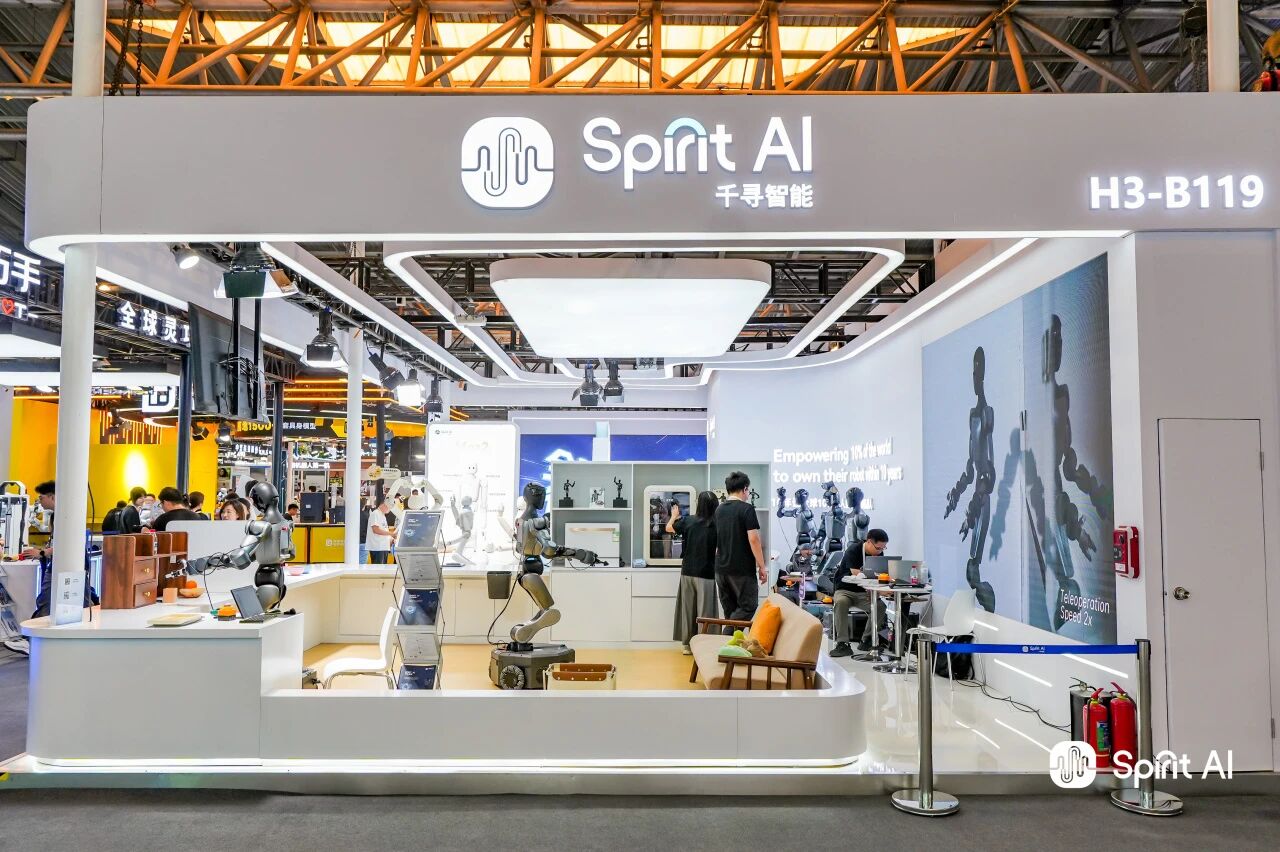Hardcore Long-Horizon Tasks × Adorably Approachable! Spirit AI Steals the Spotlight at WAIC as Moz2 Wins Over the Crowd on Its Public Debut